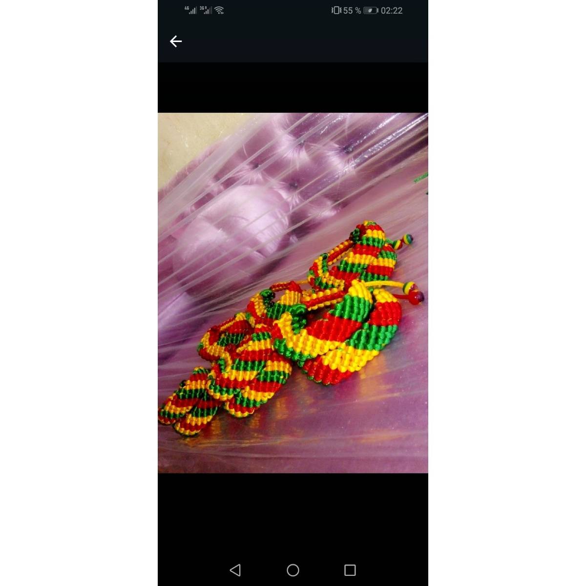 Bracelet sénégalais tressé artisanal aux couleurs vives, bijou ethnique