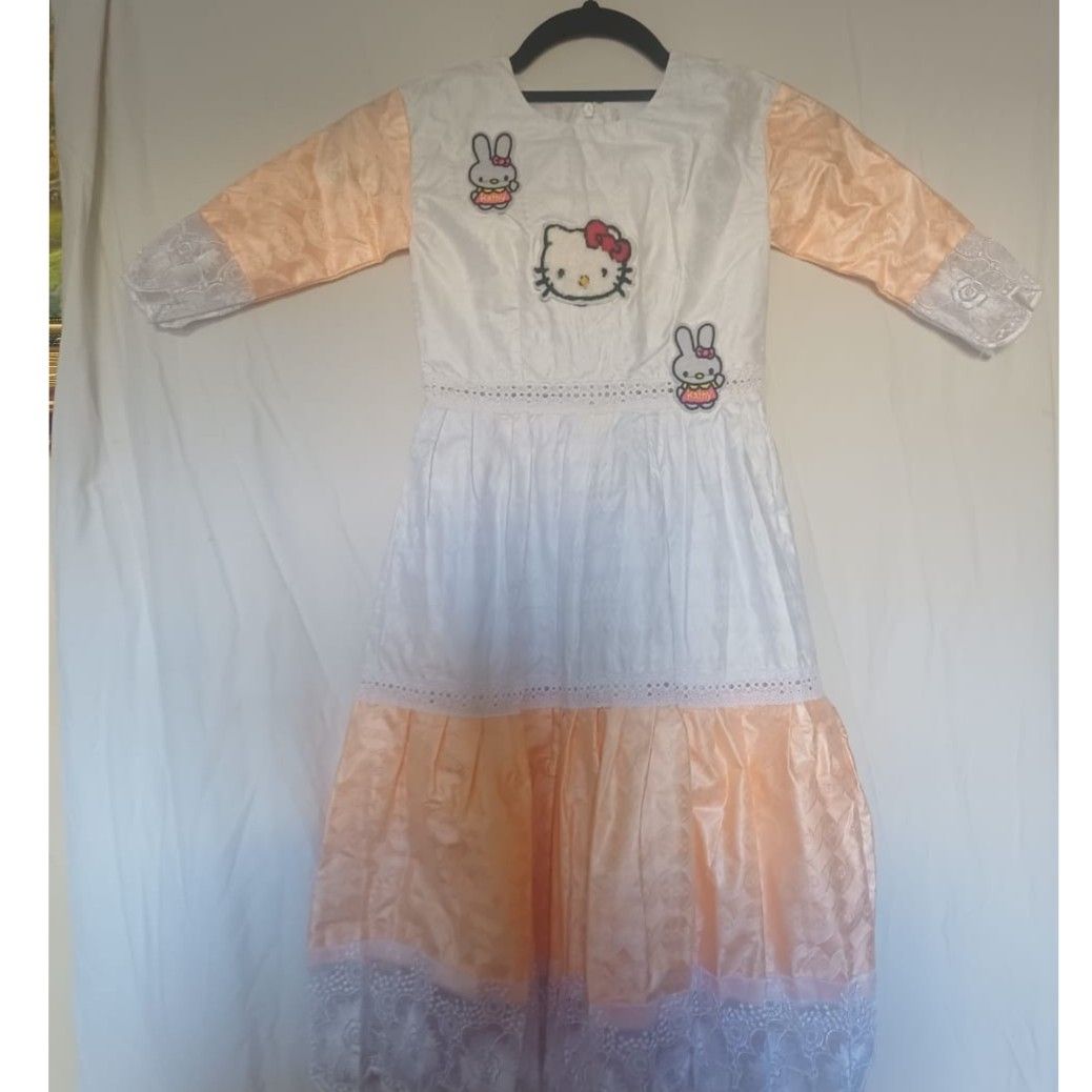 Robe petite fille cérémonie satin dentelle, motif chat et lapin pastel chic