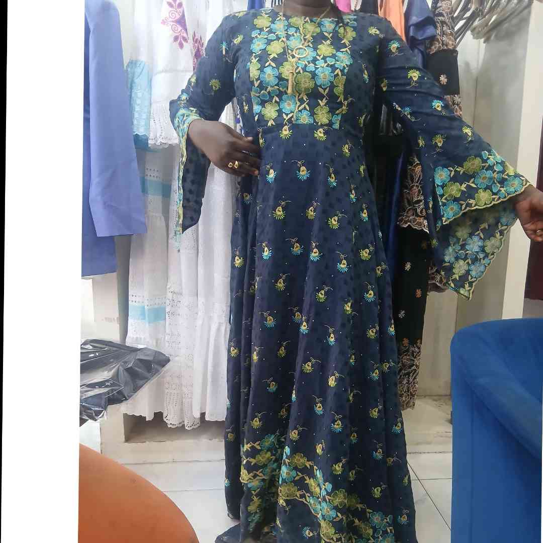 Robe brodée bleu marine longue femme élégante, cérémonie ou soirée