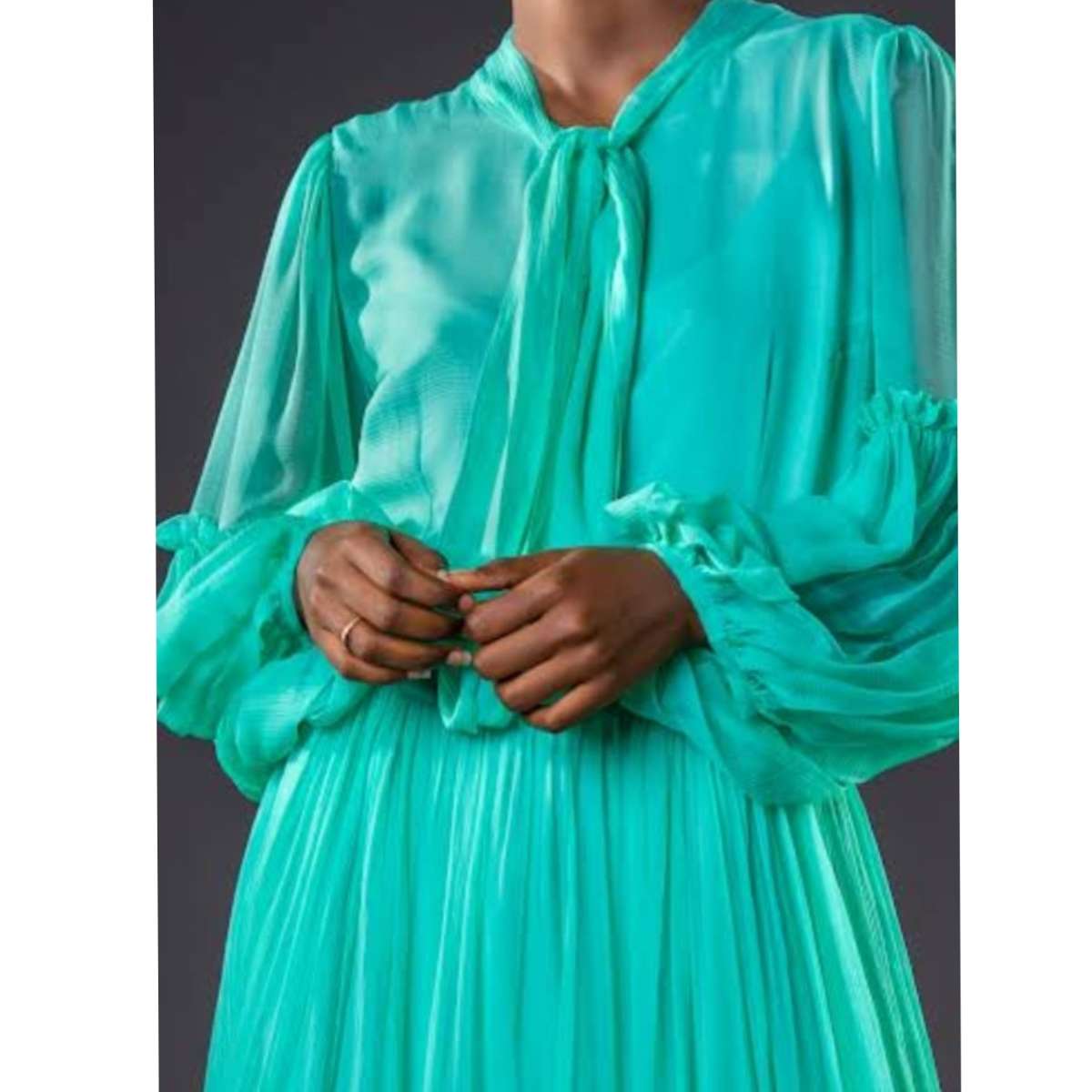 Robe femme mousseline longue élégante, fluide, manches transparentes, col nœud