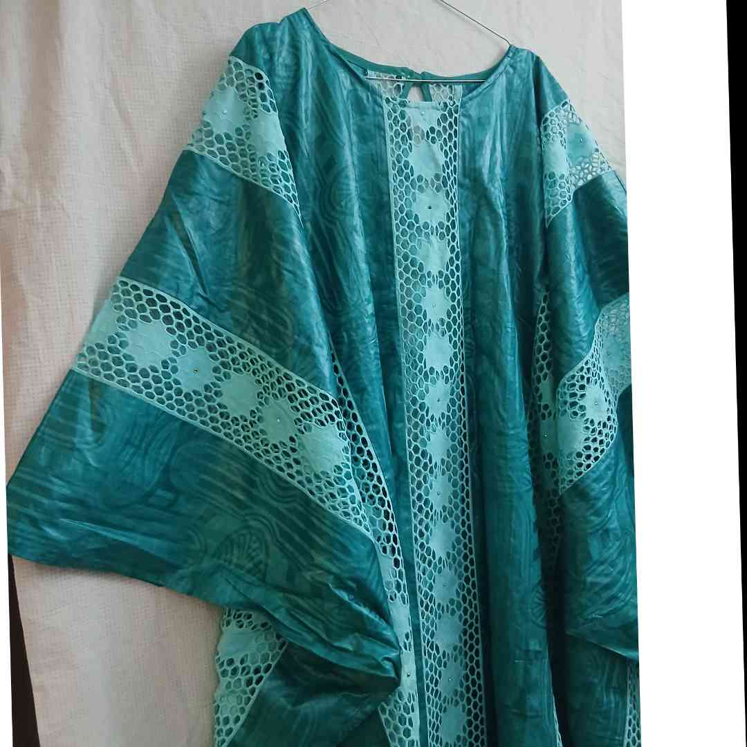 Boubou femme vert fonce bazin brodé, robe africaine élégante ample