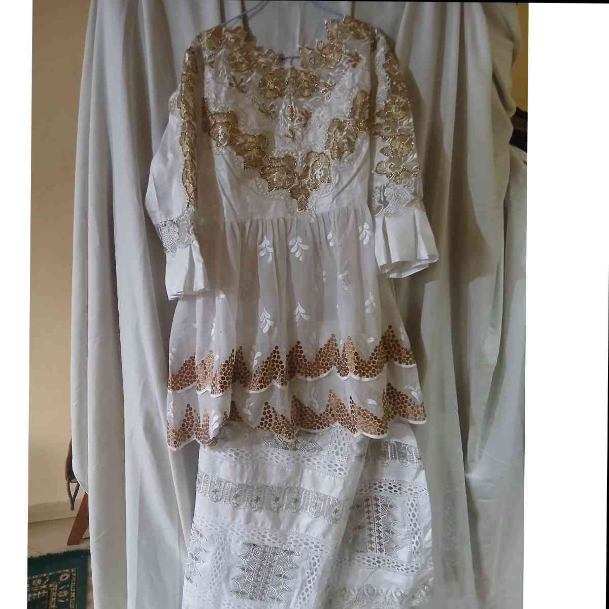 Ensemble marinière pagne femme chic Geztner et voile suisse, broderie dorée