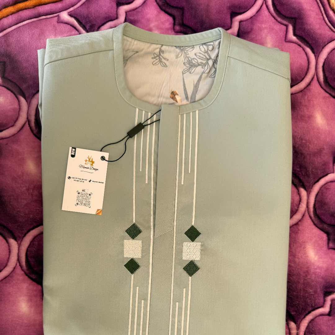 Costume africain homme beige brodé élégant – vêtement traditionnel chic