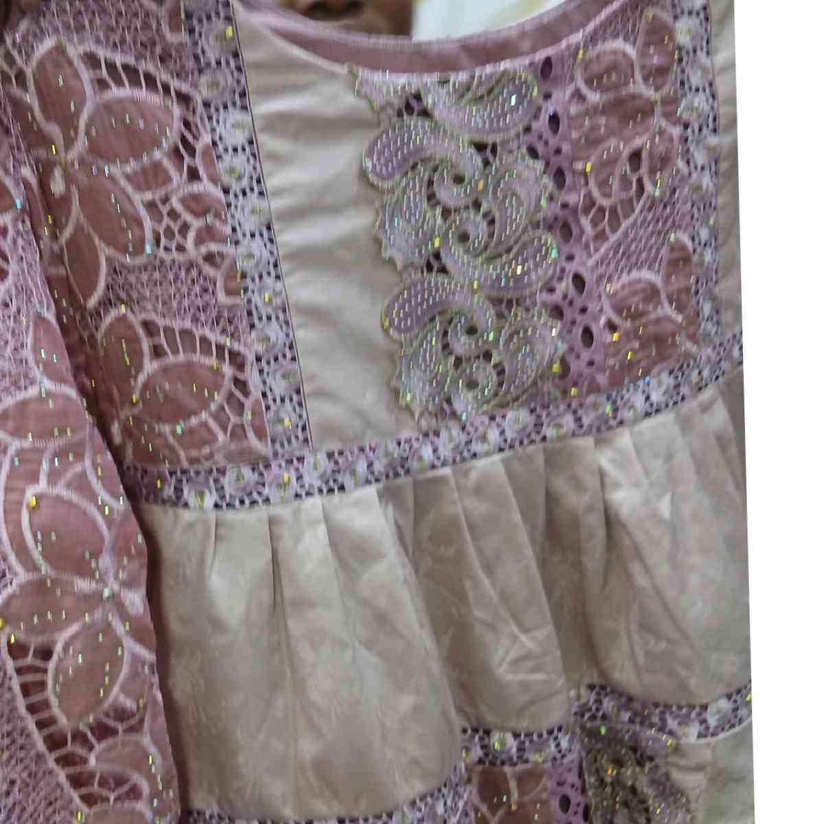 Robe dentelle champagne rose saumon élégance irrésistible