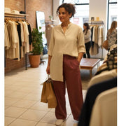 Ensemble lin femme beige et bordeaux, pantalon ample et chemise élégante