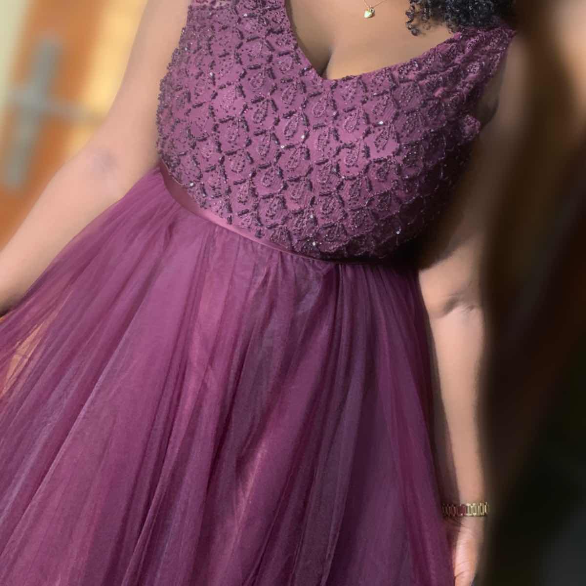 Robe d’anniversaire femme violette élégante en dentelle et tulle, soirée chic