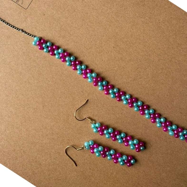 Collier et Parure Bohème en Perles Teintées - Élégance Artisanale