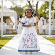 Robe bazin blanche avec détails bleu en coton confortable