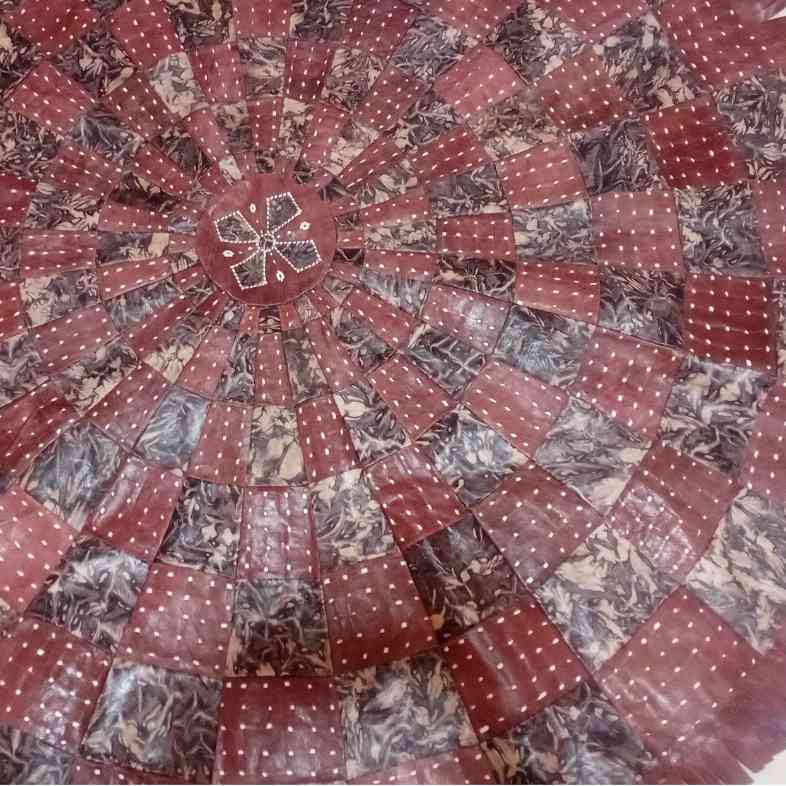 TAPIS BERBERE EN CUIR ARTISANAL AUBURN AVEC 4 POUFS