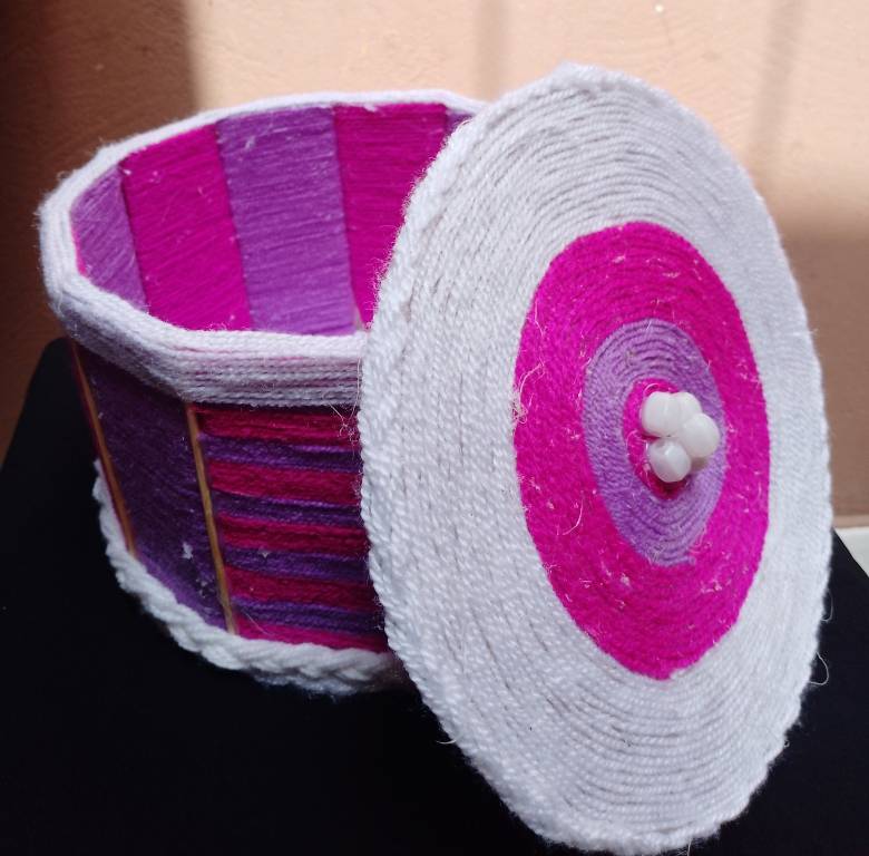 Panier de rangement artisanal rose et violet fait main avec couvercle déco