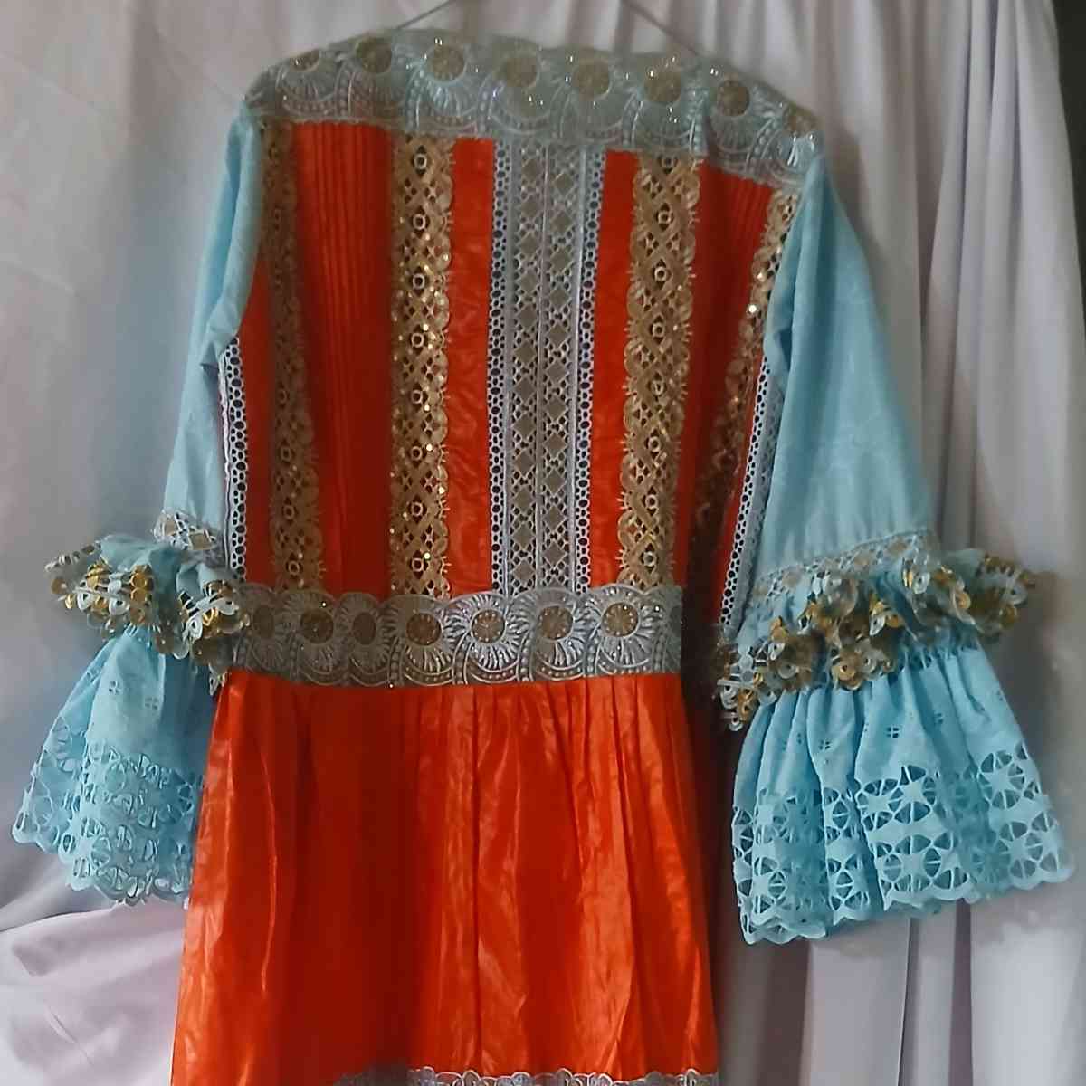 Robe bazin femme orange brodée bleu, élégante cérémonie ou soirée
