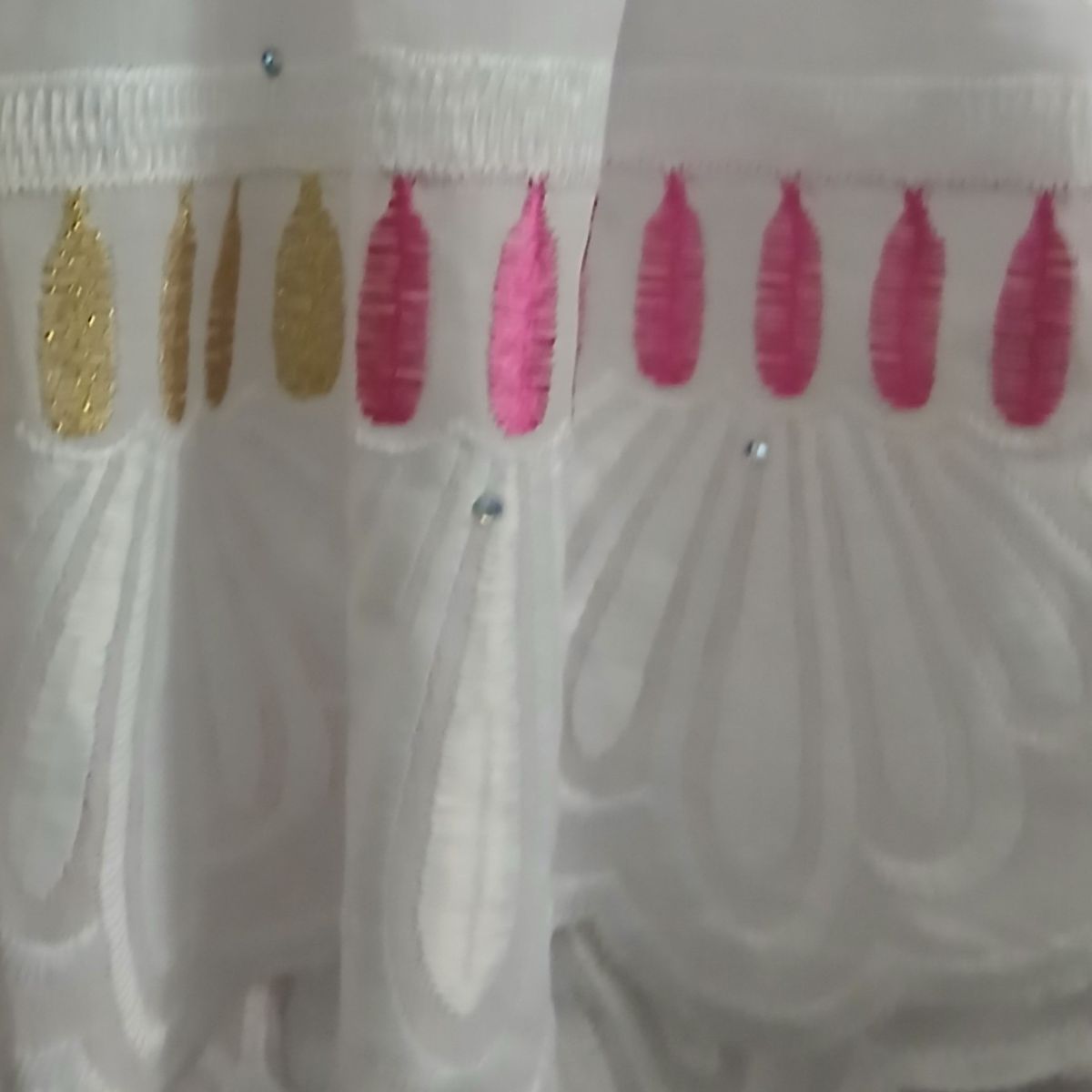 Robe blanche femme broderie rose et dorée, longue bohème chic élégante