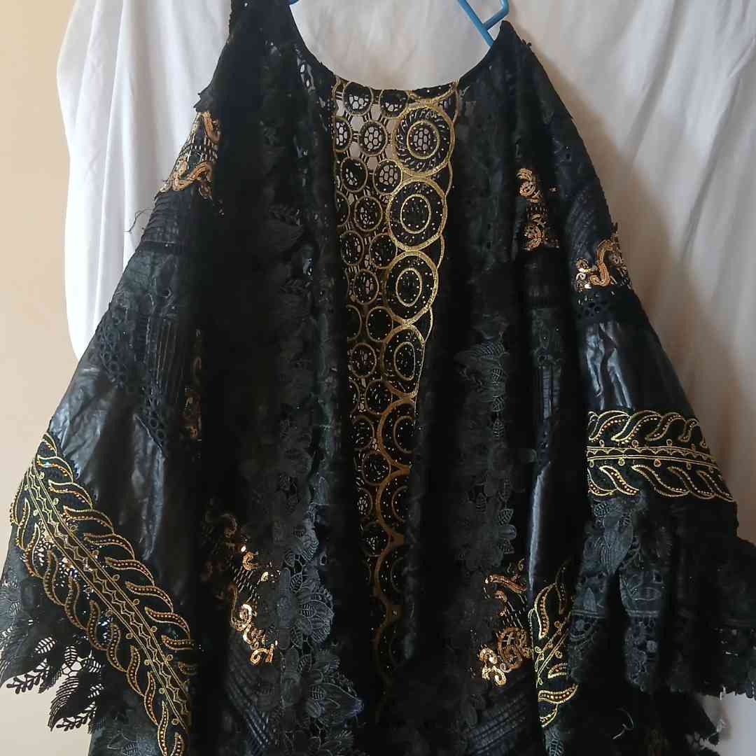 Boubou femme mariage brodé doré et pagne, tenue africaine chic