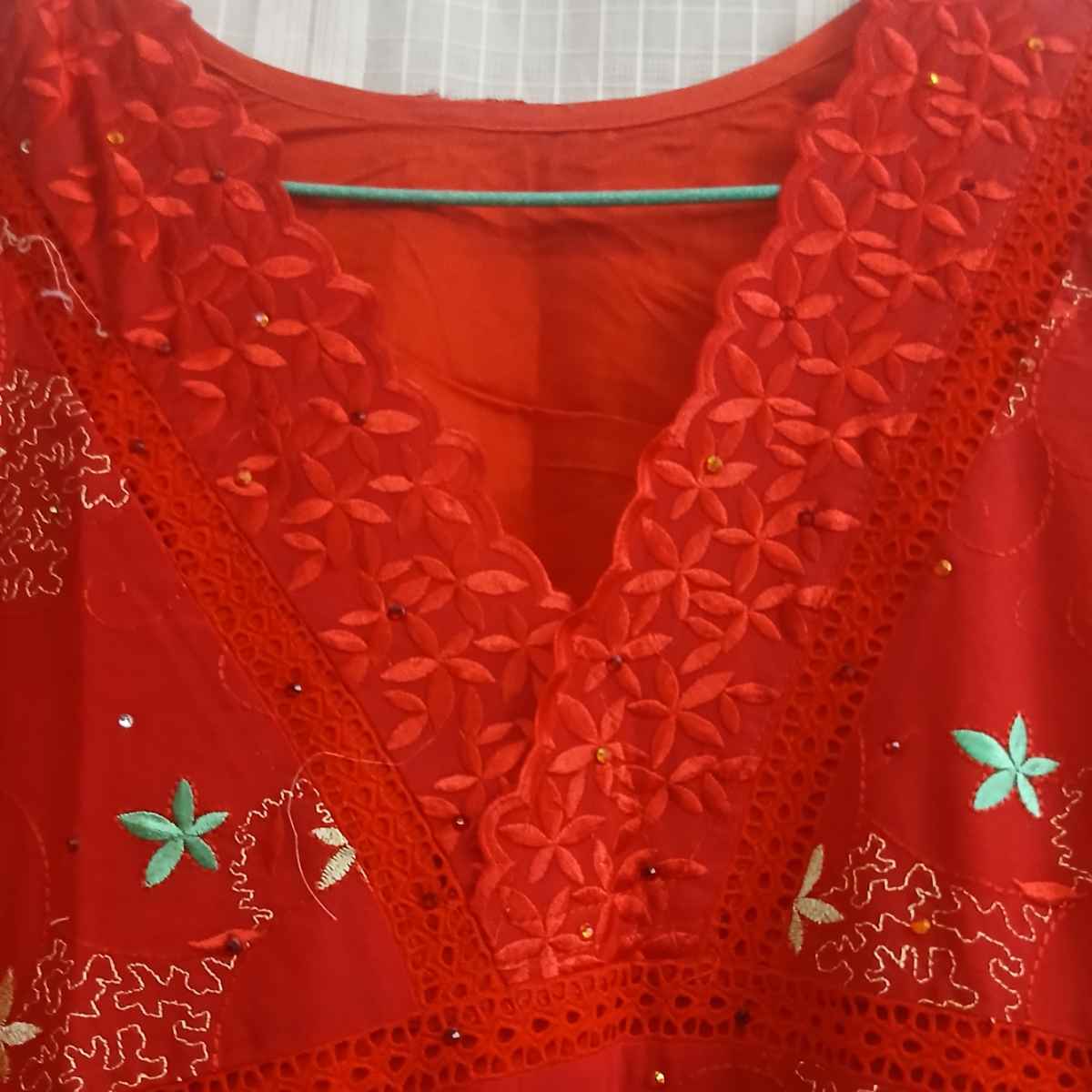 Robe brodée rouge fleurs dorées longue bohème chic femme élégante