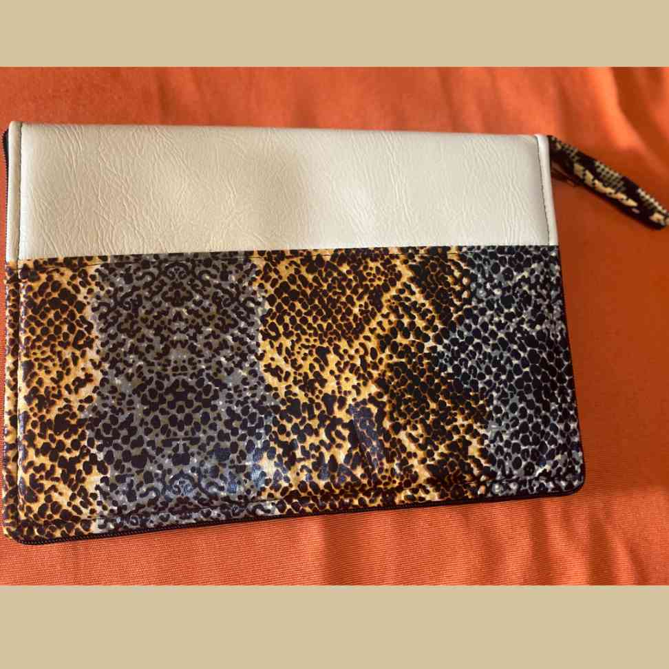 Cartable pour tablette élégant en wax et similicuir motif panthère beige