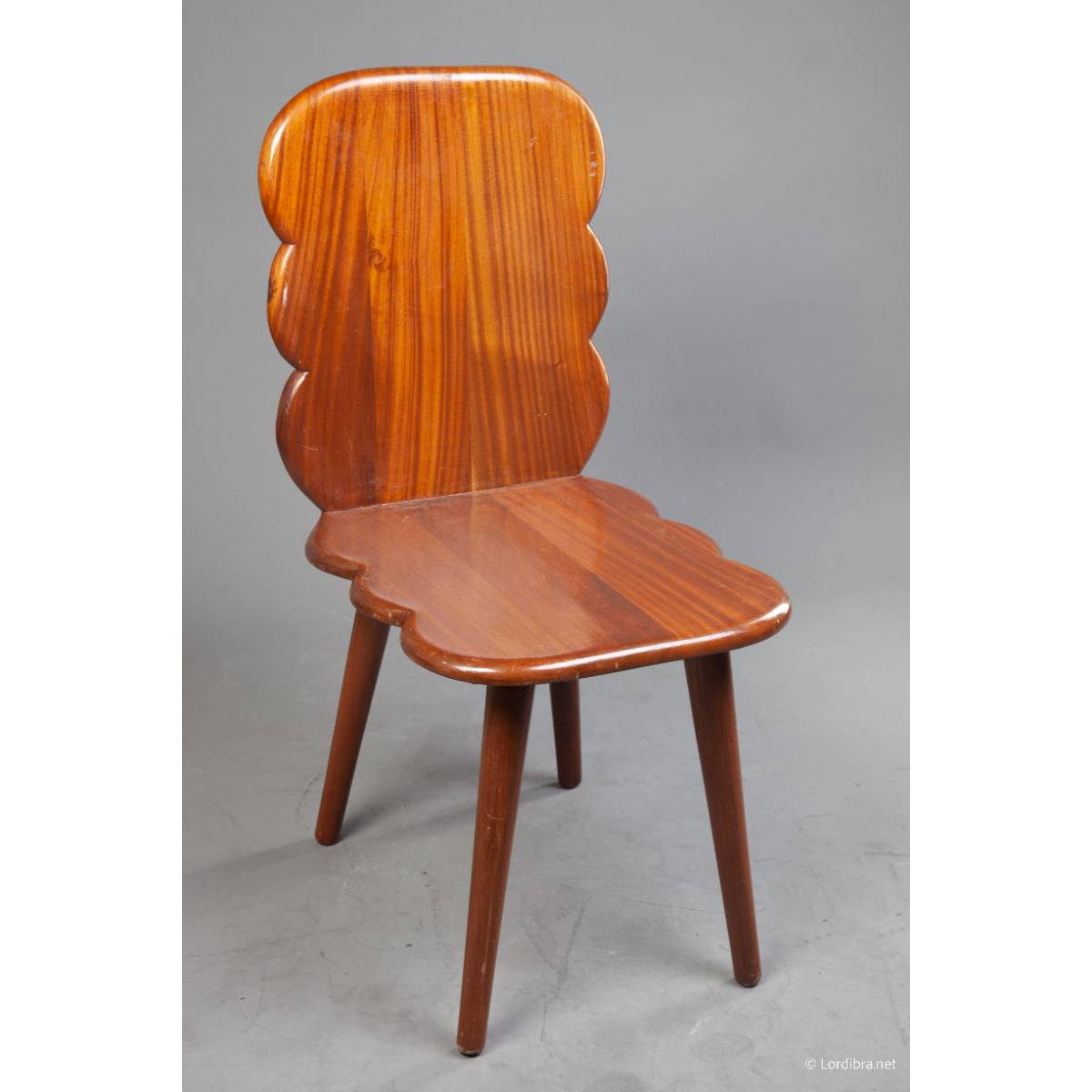Chaise bois massif design dossier arrondi, style rétro marron foncé
