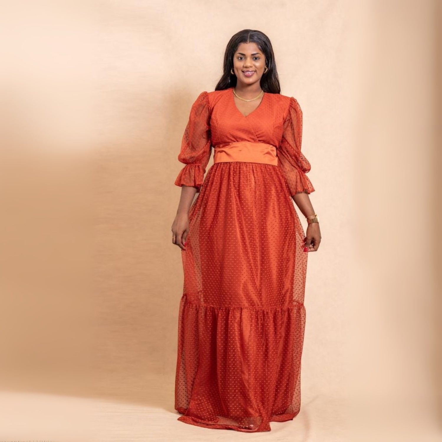 Robe longue en tulle et satin à pois orange