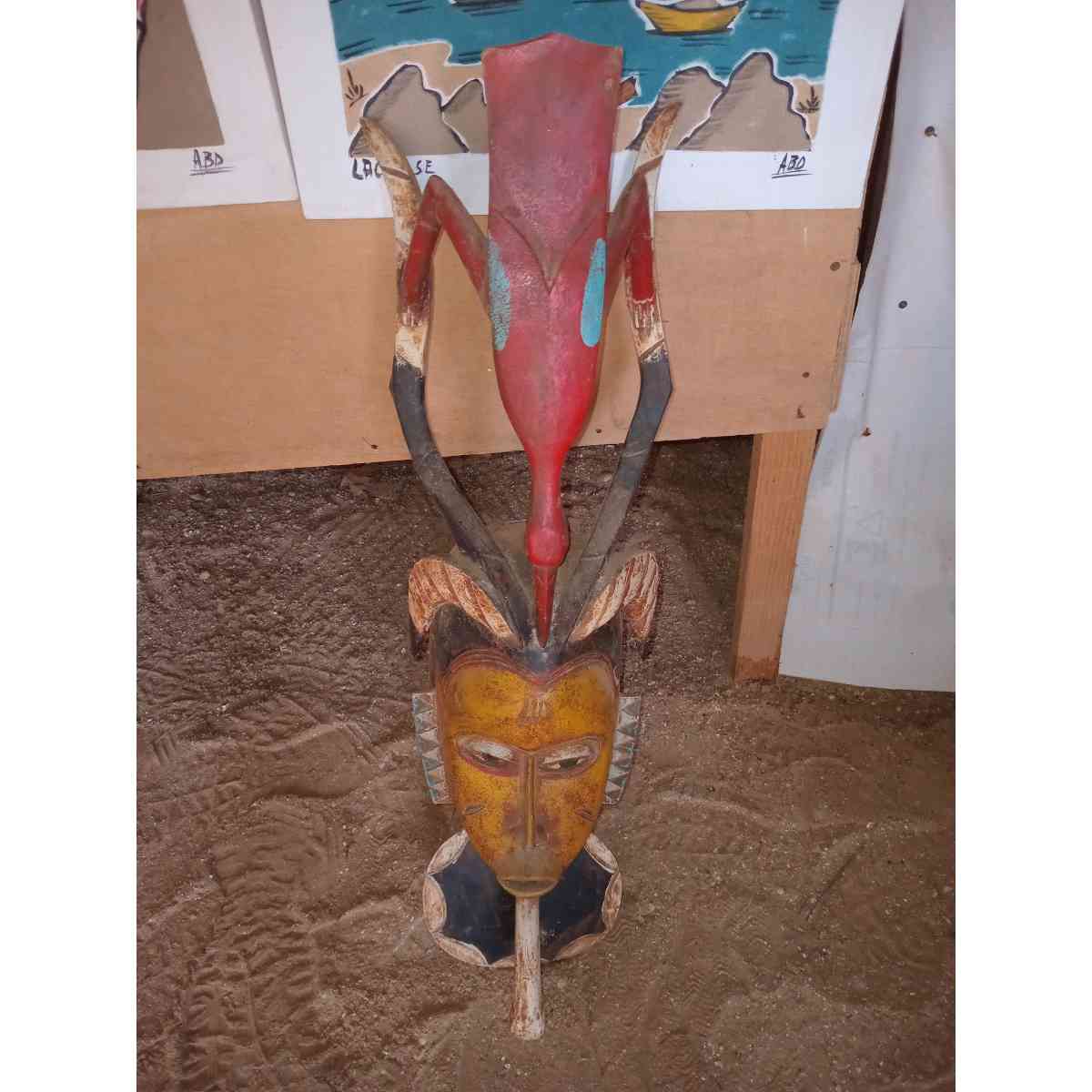 Masque africain en bois peint à la main