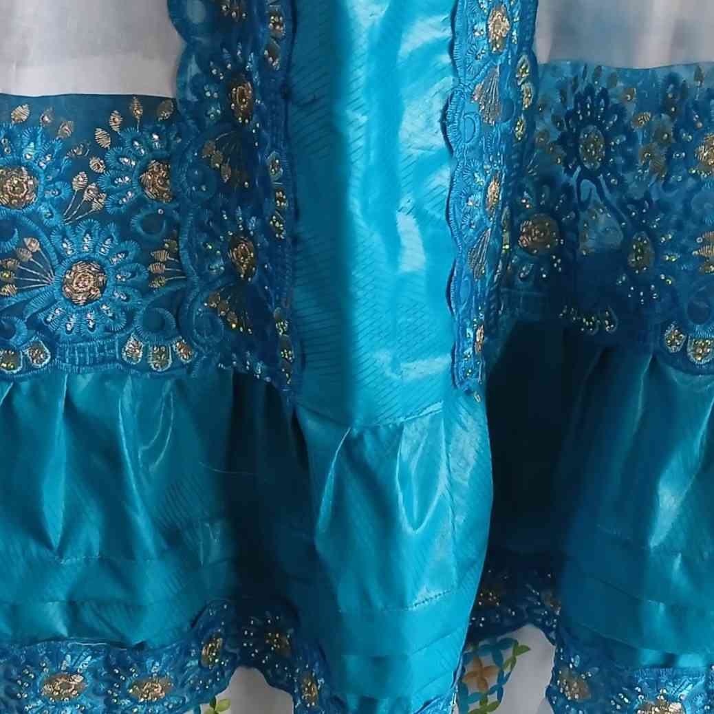 Robe bazin brodée femme élégante, longue, bleu et blanc, cérémonie