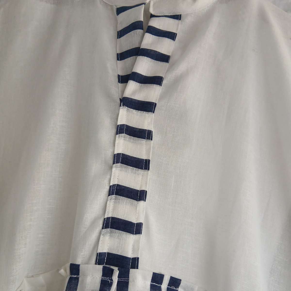 Robe chemisier coton femme blanche et bleue, élégante et fluide, col V