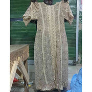 Robe marron élégante en dentelle beige pour un look irrésistible