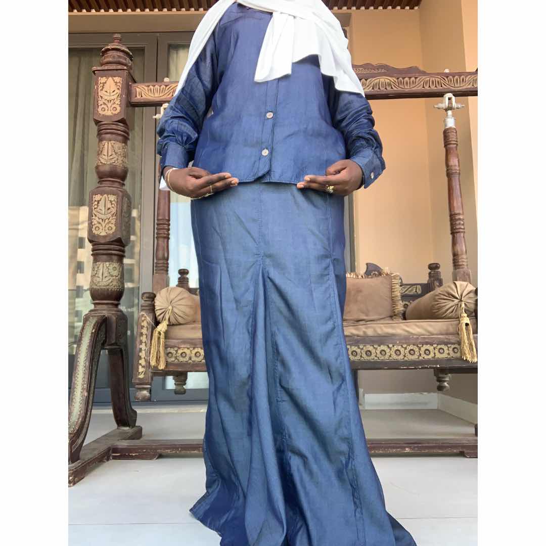 Ensemble jupe et chemise gris anthracite avec des manches langues serrées