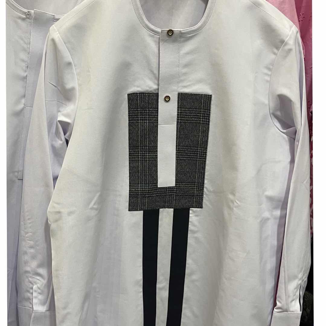 Chemise homme blanche élégante col rond coton, design moderne noir et blanc