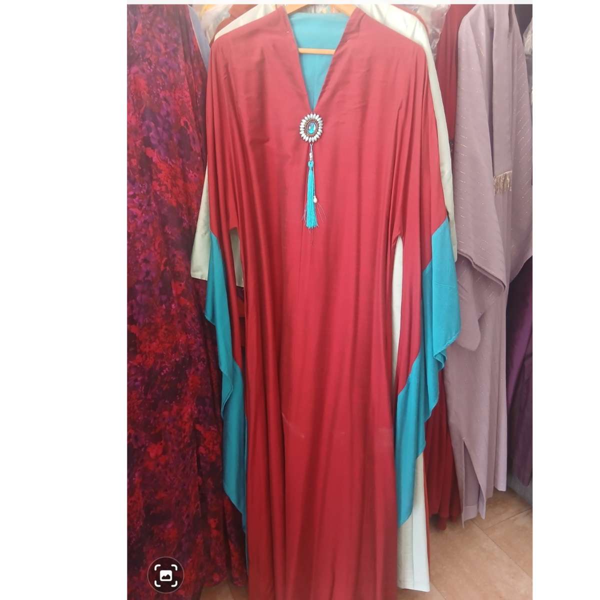 Robe longue rouge et turquoise élégante femme, fluide satiné, cérémonie