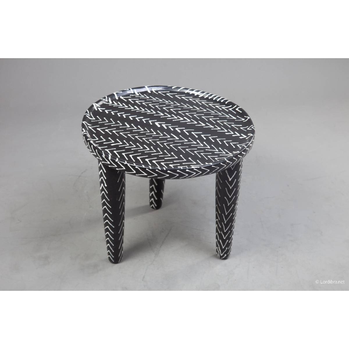 Table basse ronde noire motif chevron, design ethnique bohème chic