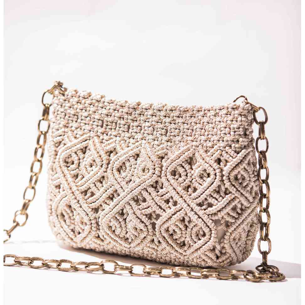 Sac à main en crochet beige, chic et artisanal, chaîne dorée élégante