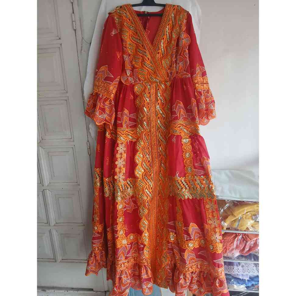 Robe brodée élégante avec garnitures pour un look unique