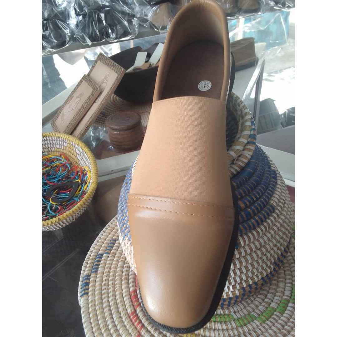 Chaussures en cuir homme élégantes et confortables – Noires, marron, bleu, rouge