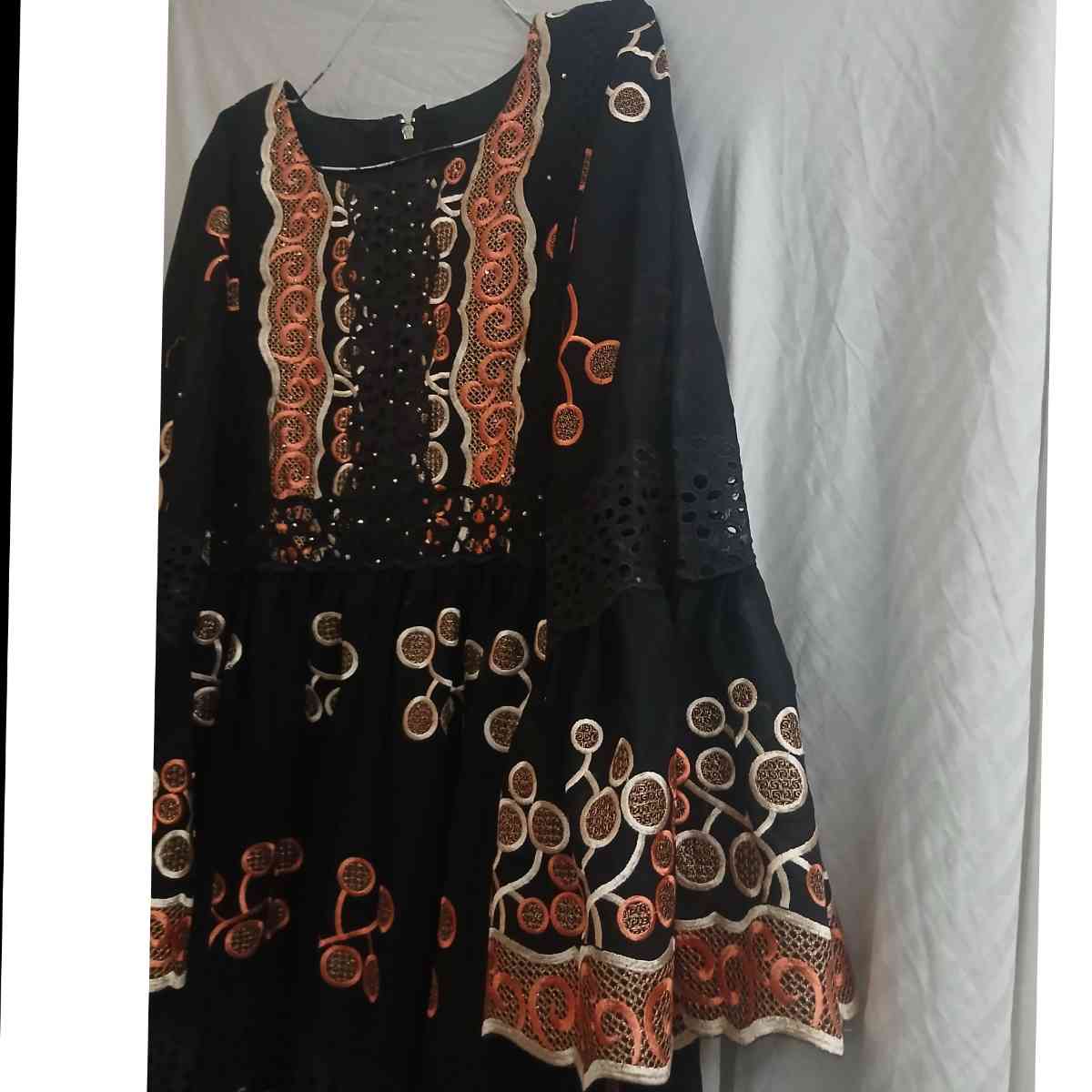 Robe brodée noire femme bohème chic longue, orange beige, élégante