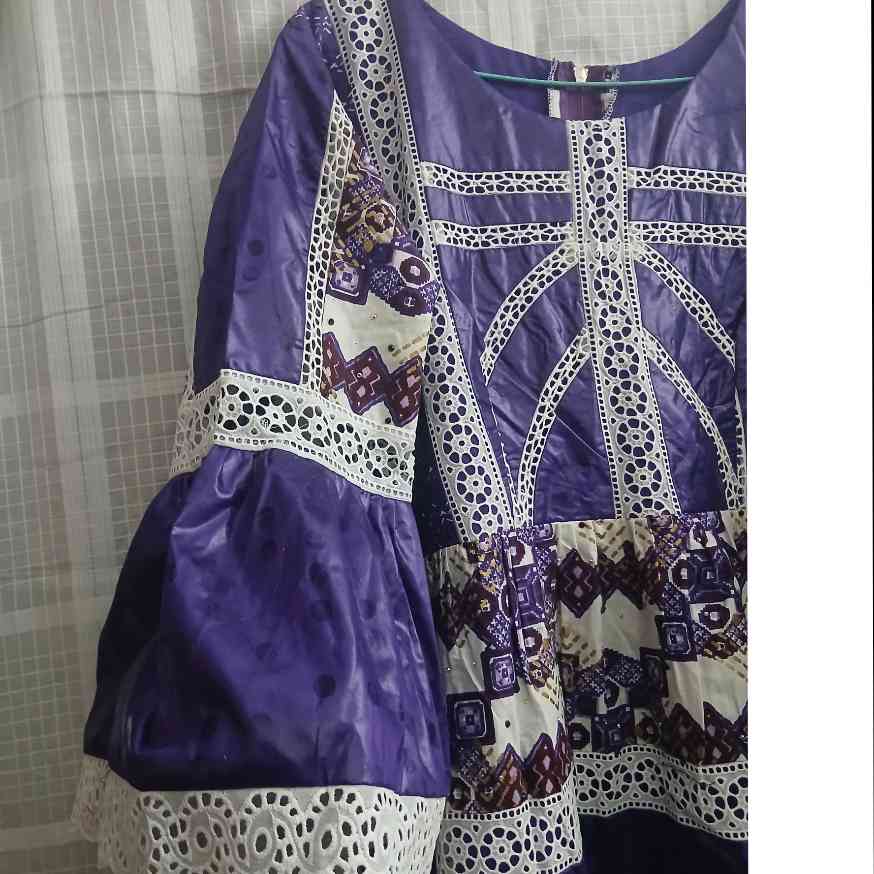 Robe wax geztner brodée mauve et blanche, élégante femme grande taille