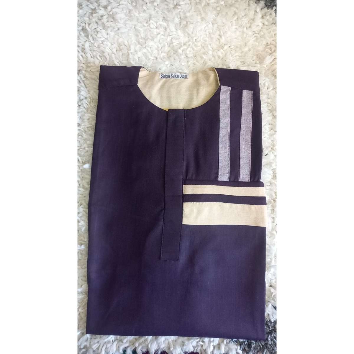 Ensemble homme élégant noir et beige, chemise traditionnelle, tenue formelle