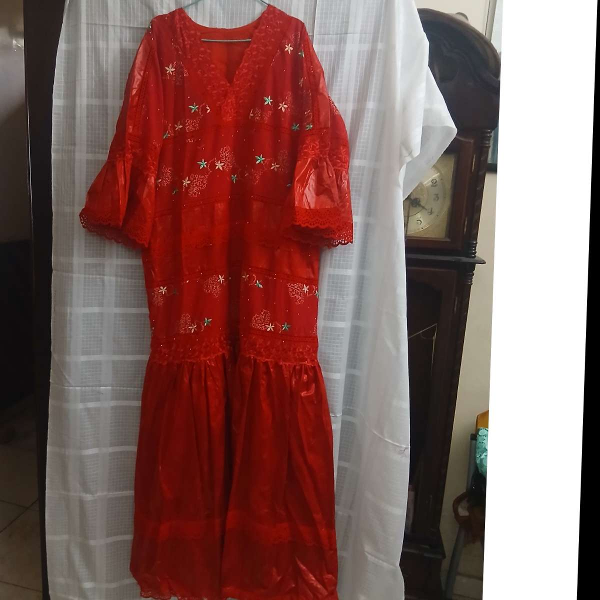 Robe brodée rouge fleurs dorées longue bohème chic femme élégante