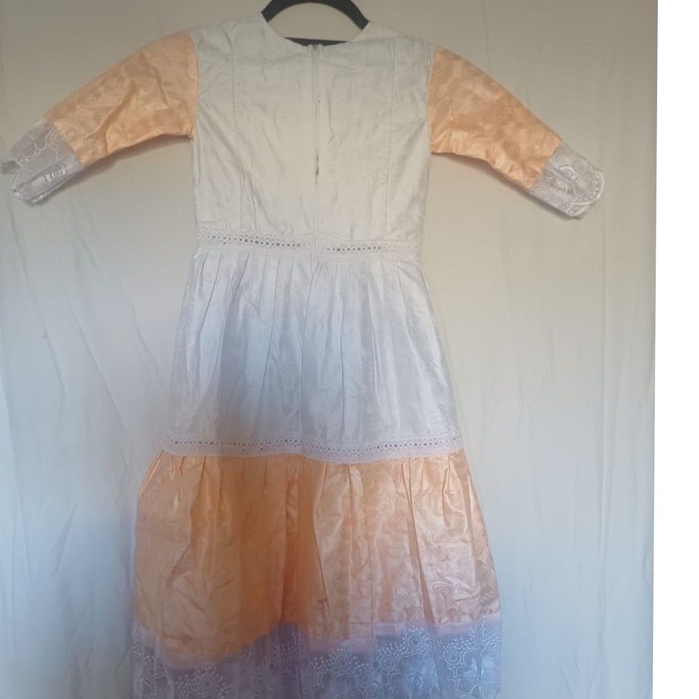 Robe petite fille cérémonie satin dentelle, motif chat et lapin pastel chic