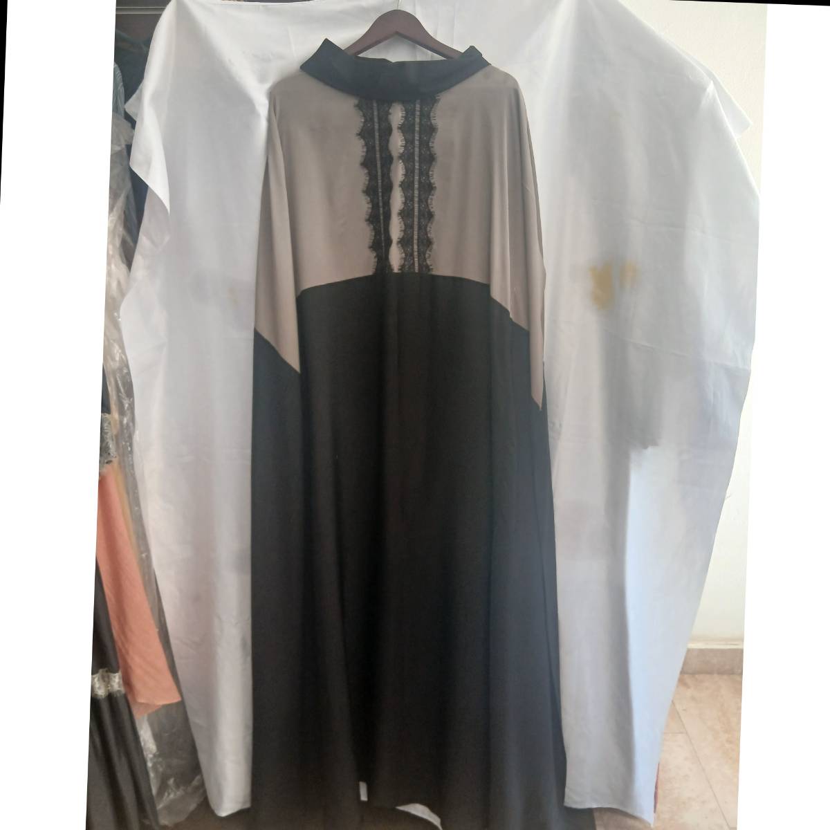 Robe en soie et dentelle femme longue élégante col montant gris noir