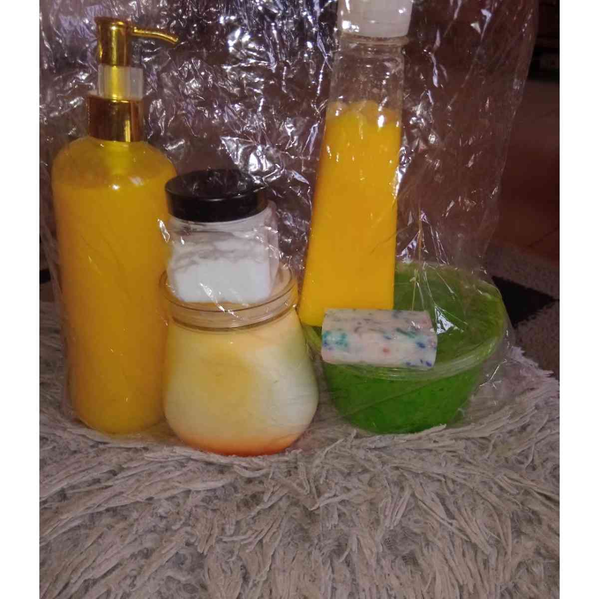GAMME ULTRA BLANCHISSANT Gel douche banane peeling Savon mekako peeling Lait de corps blanchissant Accelerateur peeling wekhtal Creme de visage whitening Savon visage belle dame anti peau grasse acné tache bouton