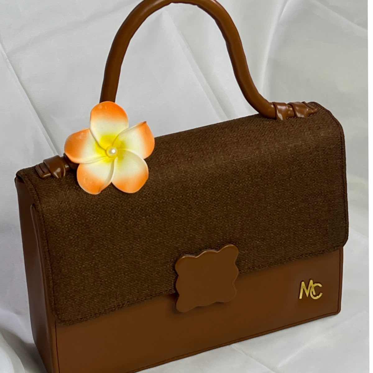 Sac à bandoulière cuir femme marron élégant avec fleur, format quotidien