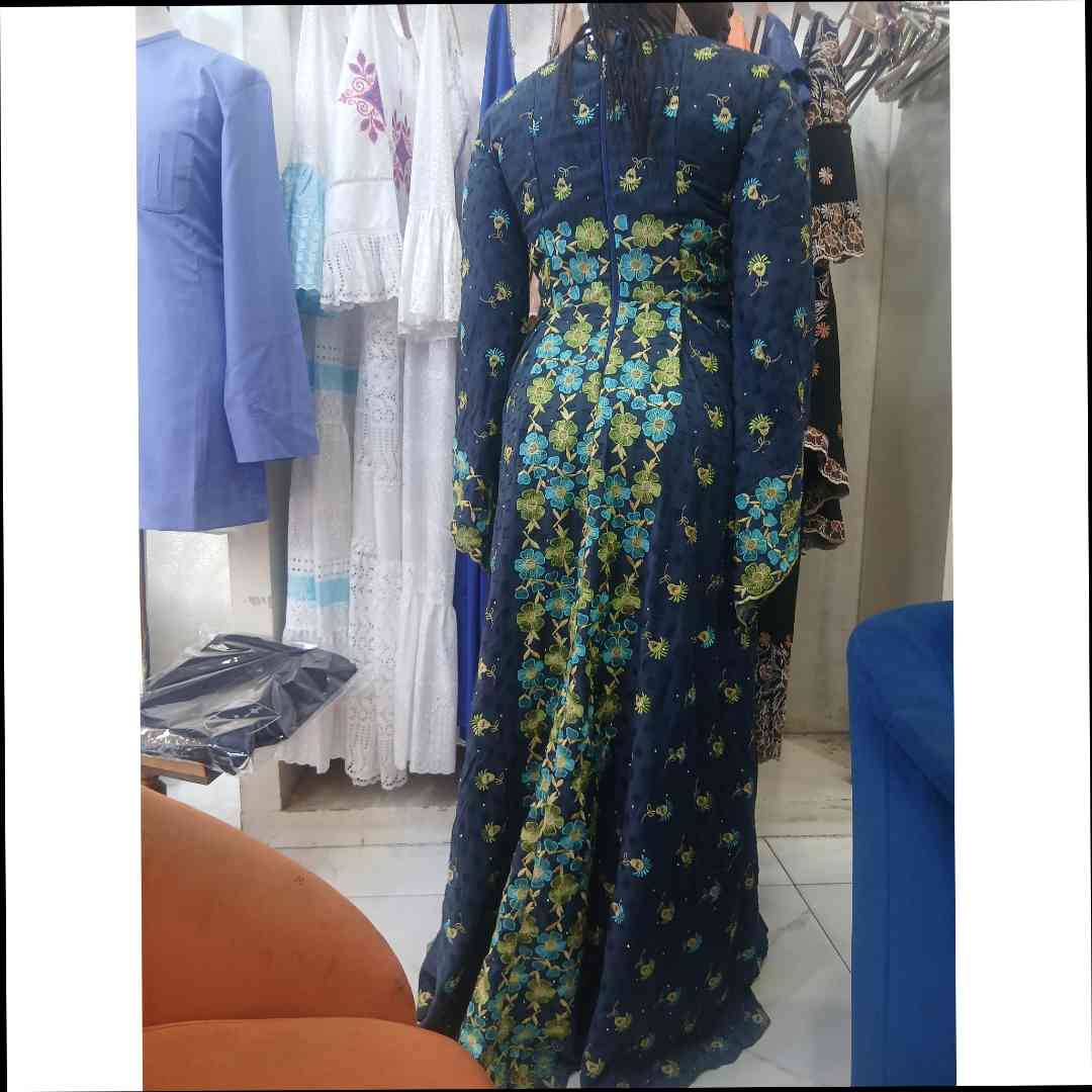 Robe brodée bleu marine longue femme élégante, cérémonie ou soirée