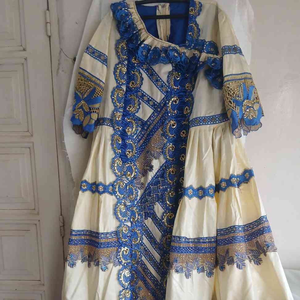 Robe bazin femme élégante brodée dorée, ample, cérémonie africaine