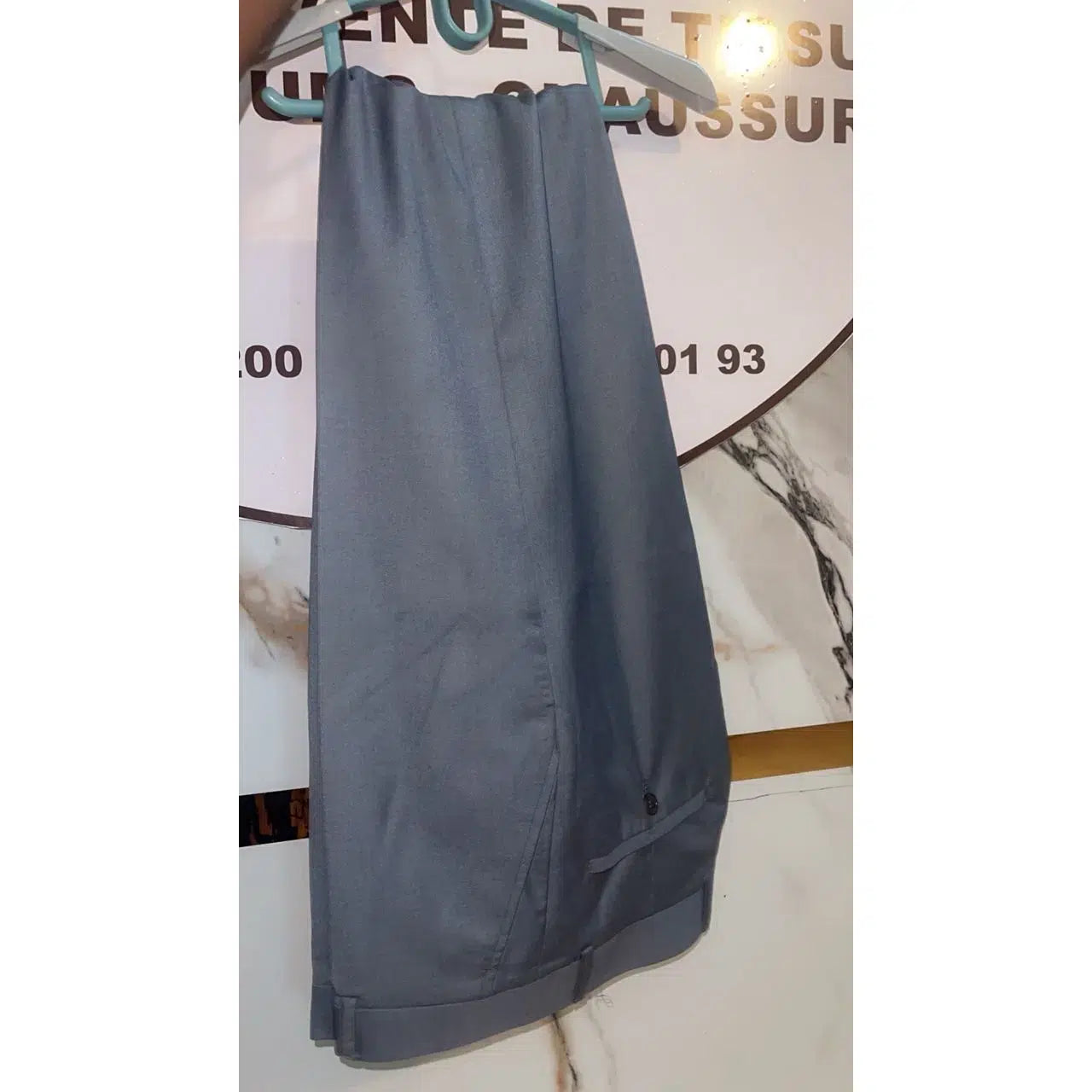 Pantalon homme élégant en laine gris anthracite pour style raffiné