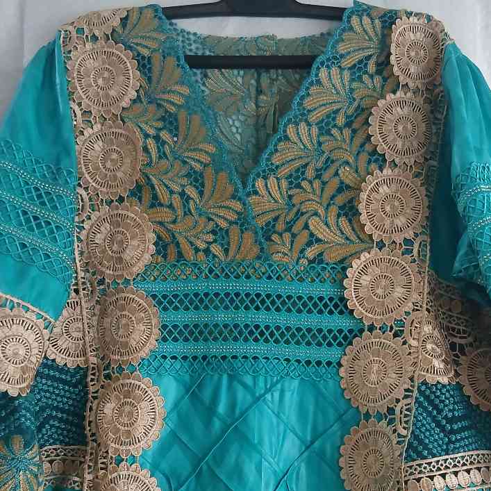 Robe bazin dentelle femme longue élégante cérémonie brodée bleu turquoise