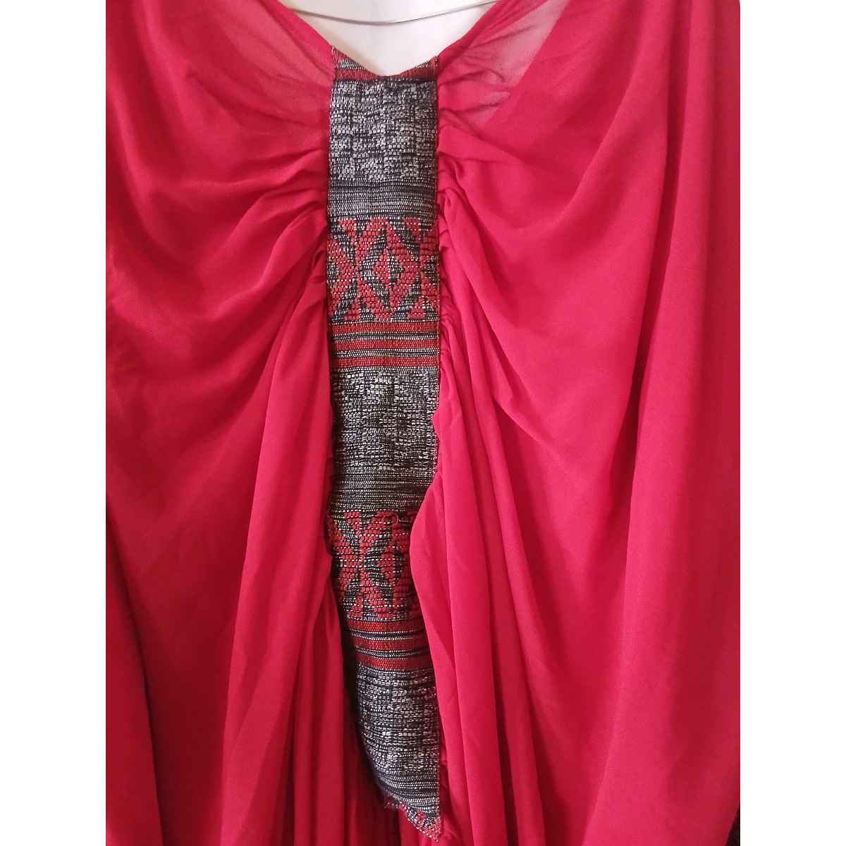 Ensemble femme crepe rouge et pagne tissé élégant, tenue cérémonie chic