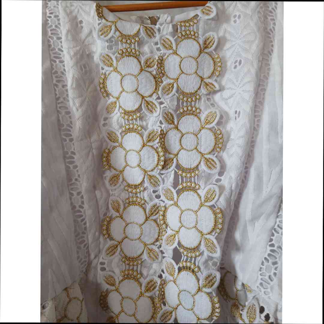 Robe geztner brodée beige blanc femme, élégante et légère été