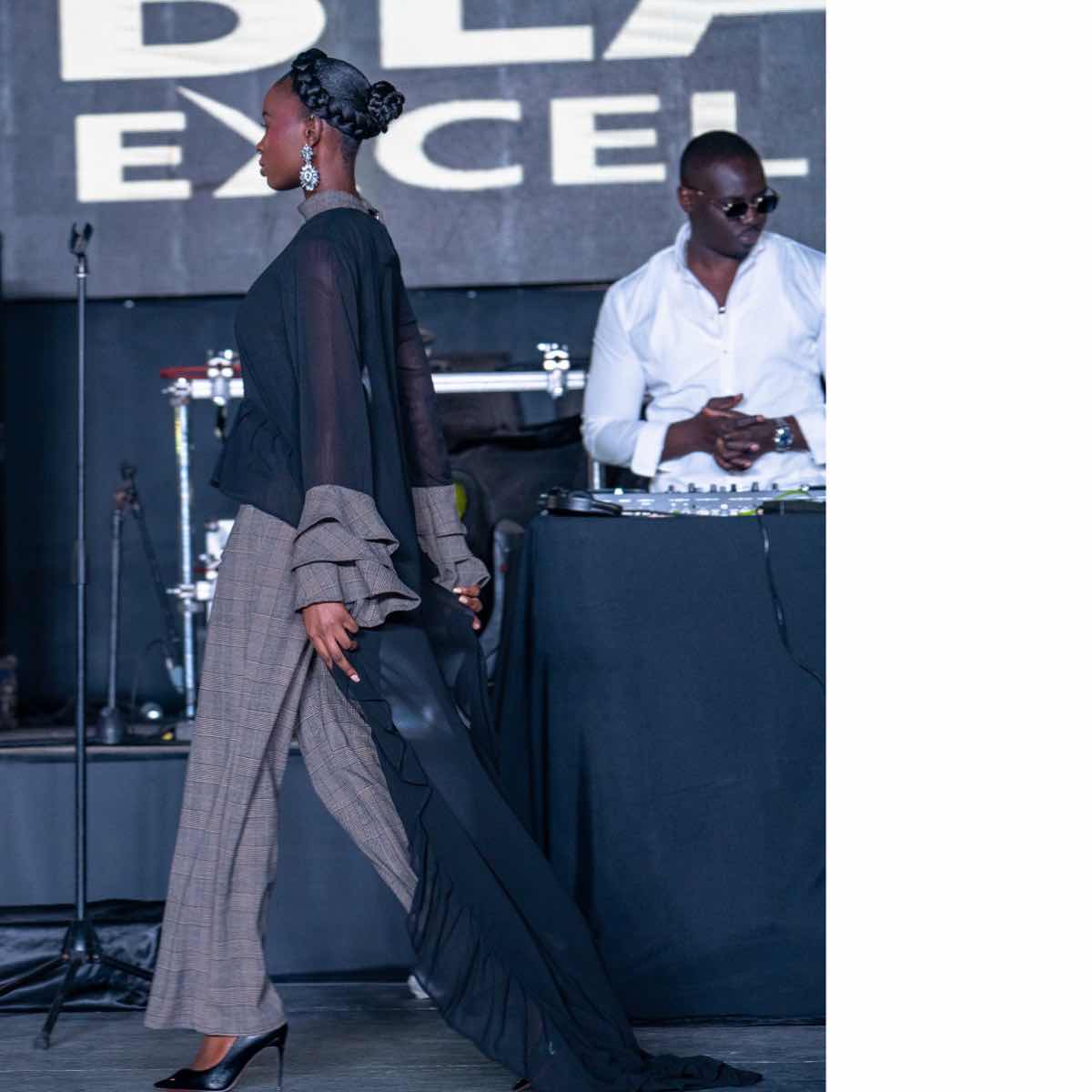 Ensemble haut long et pantalon femme noir à carreaux, look élégant et chic