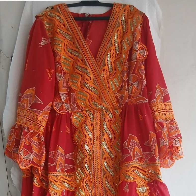Robe brodée élégante avec garnitures pour un look unique