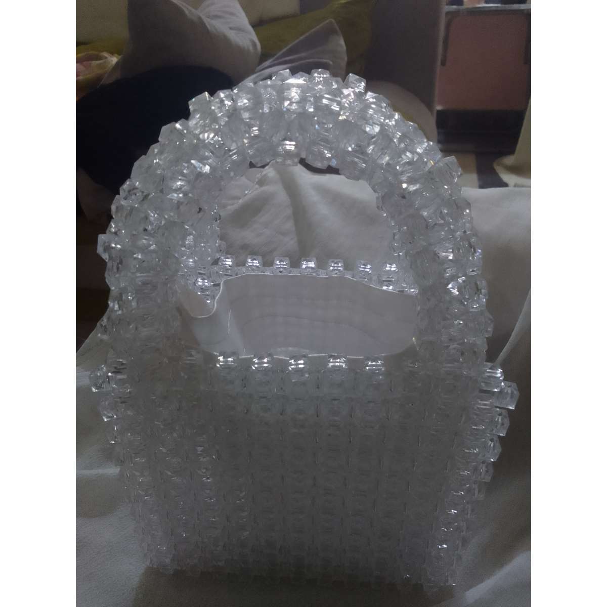 Sac à main transparent blanc, plastique rigide, design géométrique chic