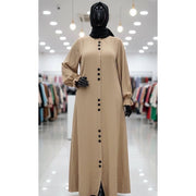 Robe longue beige femme élégante et ensemble pantalon chemise moderne